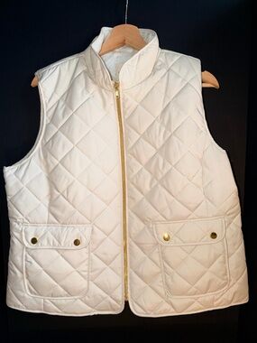 Quilted Sleeveless Petite Vest in cream. NWT Style as office or cozy outdoor $14